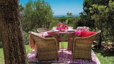 Farbklecks im Grünen: Das Designkonzept von Victor’s Portugal Malveira-Guincho zieht sich bis in die weitläufige Gartenanlage der Ferienvillen an Lissabons Sonnenküste und versprüht im Sommer wie Winter gute Laune