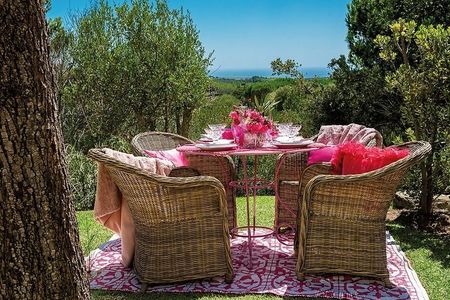 Farbklecks im Grünen: Das Designkonzept von Victor’s Portugal Malveira-Guincho zieht sich bis in die weitläufige Gartenanlage der Ferienvillen an Lissabons Sonnenküste und versprüht im Sommer wie Winter gute Laune
