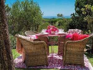Farbklecks im Grünen: Das Designkonzept von Victor’s Portugal Malveira-Guincho zieht sich bis in die weitläufige Gartenanlage der Ferienvillen an Lissabons Sonnenküste und versprüht im Sommer wie Winter gute Laune