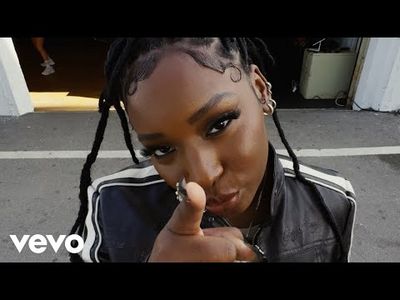 In einer atemberaubenden Live-Session für das weltweit beliebte Format präsentiert sie ihren neuen Track Arrogante'