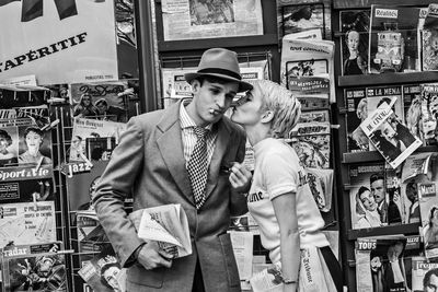 Jean Seberg (Zoey Deutsch) und Jean-Paul Belmondo (Aubrey Dullin) posieren für eines der legendärsten Plakatmotive der Filmgeschichte