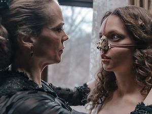Rebekka (Ane Dahl Torp) legt ihrer Tochter Elvira (Lea Myren) eine Maske zur Stabilisierung der heilenden Nase an