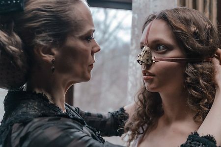 Rebekka (Ane Dahl Torp) legt ihrer Tochter Elvira (Lea Myren) eine Maske zur Stabilisierung der heilenden Nase an