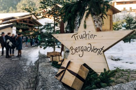 Wie zu Großvaters Zeiten: Handwerk, Brauchtum und Besinnlichkeit machen den Sarntaler Alpenadvent und den Trudener Bergadvent zu beliebten vorweihnachtlichen Ausflugszielen in Südtirol