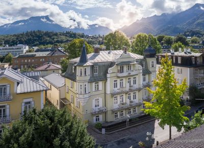 Bereits seit dem späten 19. Jahrhundert können Besucher die Jugendstilfassade der denkmalgeschützten Villa Rein in Bad Reichenhall bewundern