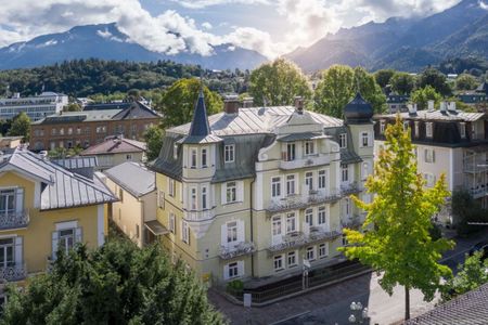 Bereits seit dem späten 19. Jahrhundert können Besucher die Jugendstilfassade der denkmalgeschützten Villa Rein in Bad Reichenhall bewundern