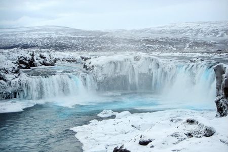 Der Wasserfall Goðafoss im Winter