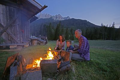 Meist ist die hofeigene Alm nur eine Wanderung vom bäuerlichen „Roter Hahn“-Domizil entfernt. Einige Mitglieder des Südtiroler Qualitätssiegels lassen Gäste sogar auf ihren urigen Berghütten übernachten