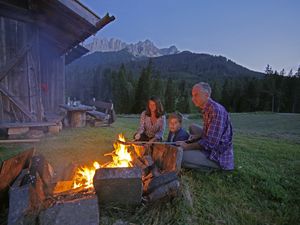 Meist ist die hofeigene Alm nur eine Wanderung vom bäuerlichen „Roter Hahn“-Domizil entfernt. Einige Mitglieder des Südtiroler Qualitätssiegels lassen Gäste sogar auf ihren urigen Berghütten übernachten Meist ist die hofeigene Alm nur eine Wanderung vom bäuerlichen „Roter Hahn“-Domizil entfernt. Einige Mitglieder des Südtiroler Qualitätssiegels lassen Gäste sogar auf ihren urigen Berghütten übernachten