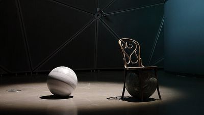 "Siège du Monde" (2023) - Präzisionsarbeit der Bildhauerin Alicja Kwade
