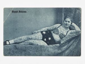 Postkarte der tätowierten Schaustellerin Maud Arizona, Frühes 20. Jh Postkarte der tätowierten Schaustellerin Maud Arizona, Frühes 20. Jh