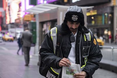 Ash (Riz Ahmed) hat sich als Sicherheits-Mitarbeiter verkleidet, um seine Anonymität zu wahren