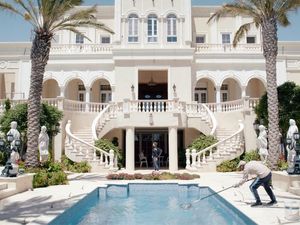 Die Luxusvilla ist ein goldener Käfig Die Luxusvilla ist ein goldener Käfig