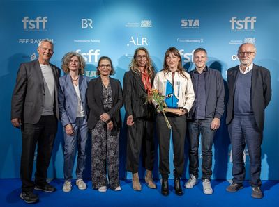Preisverleihung Fünf Seen Festival 2025. Festivalleiter Matthias Helwig, Laila Stieler (Jury), Barbara Auer (Jury), Katalin Gödrös (Jury), Marie Leuenberger (Hauptdarstellerin MOTHER'S BABY), Hansjörg Weißbrich (Jury), Ulrich Limmer (Jury)