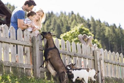 Unter dem Motto „Schenna4Family“ erkunden kleine Südtirol-Urlauber mit ihren Eltern die frühlingshafte Natur rund um die Gemeinde Schenna und stoßen dabei auf kindgerechte Wanderwege, spannende Ausflugsziele, vielseitige Spielplätze – sogar eine Hexenküche