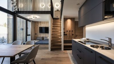 Die Apartments des Maria Adventure Family Hotel & Lodge in Südtirol bieten in nachhaltiger Holzbauweise jeweils Platz für zwei Schlafzimmer, Küche, Wohnzimmer und Bad