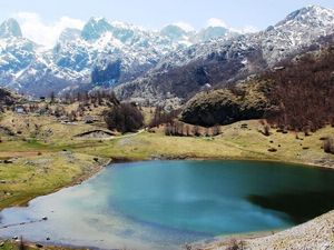 Zwischen Gletscherseen, Hirtenpfaden und Legenden erschließt der Naturpark Komovi im Osten Montenegros mit der neuen Themenroute „Between Two Lakes" Zwischen Gletscherseen, Hirtenpfaden und Legenden erschließt der Naturpark Komovi im Osten Montenegros mit der neuen Themenroute „Between Two Lakes"