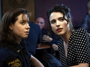 Die Ermittlerin MG Falcone (Aubrey Plaza) würde gerne mit Honey O’Donahue (Margaret Qualley) zusammen arbeiten