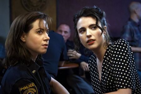 Die Ermittlerin MG Falcone (Aubrey Plaza) würde gerne mit Honey O’Donahue (Margaret Qualley) zusammen arbeiten