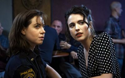 Die Ermittlerin MG Falcone (Aubrey Plaza) würde gerne mit Honey O’Donahue (Margaret Qualley) zusammen arbeiten
