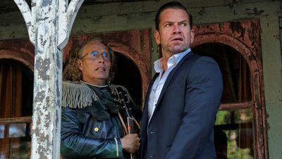Manfred (Mads Mikkelsen) und sein Bruder Anker (Nikolaj Lie Kaas) vor ihrem Elterhaus