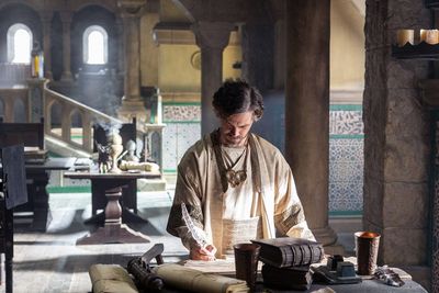 Der Medicus Rob Cole (Tom Payne) hält seine Erkenntnisse fest