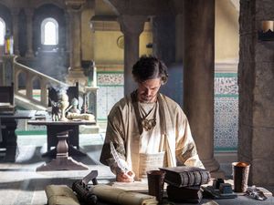 Der Medicus Rob Cole (Tom Payne) hält seine Erkenntnisse fest Der Medicus Rob Cole (Tom Payne) hält seine Erkenntnisse fest