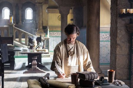 Der Medicus Rob Cole (Tom Payne) hält seine Erkenntnisse fest
