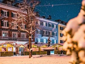 Der Osttiroler Winter verzaubert Einheimische wie Urlauber gleichermaßen: heimelige Adventmärkte in der Bezirkshauptstadt Lienz und den kleinen Bergdörfern Der Osttiroler Winter verzaubert Einheimische wie Urlauber gleichermaßen: heimelige Adventmärkte in der Bezirkshauptstadt Lienz und den kleinen Bergdörfern