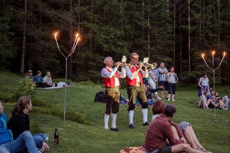 Lichter und Blasmusik beim Seeleuchten am Pillersee