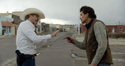 Sheriff Joe Cross (Joaquin Phoenix) und seine Nemesis, Bürgermeister Ted Garcia (Pedro Pascal)