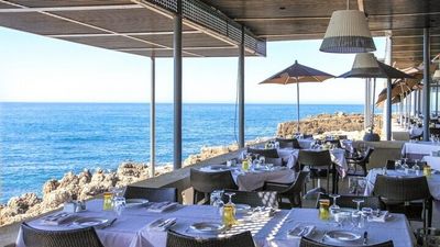Sonne, frischer Fisch und die Aussicht auf den Atlantik – das Furnas do Guincho am Strand und Surfer-Hotspot Praia do Guincho nahe der Ferienhausanlage Victor’s Portugal Malveira-Guincho