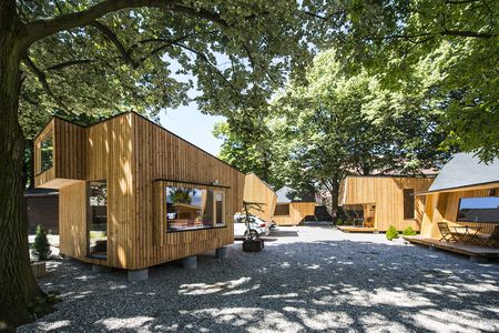 Wohnen mal anders: Die futuristischen ArchiCabins in der Gartenanlage des Hotel und Campingpark Steiner in Leifers nahe Bozen machen den Selbstversorger-Urlaub zum Erlebnis
