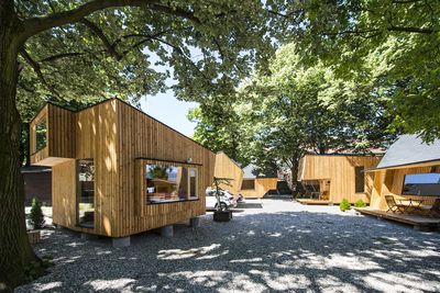 Wohnen mal anders: Die futuristischen ArchiCabins in der Gartenanlage des Hotel und Campingpark Steiner in Leifers nahe Bozen machen den Selbstversorger-Urlaub zum Erlebnis