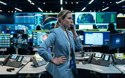 Captain Olivia Walker (Rebecca Ferguson) telefoniert im Krisenreaktions-Kontrollzentrum