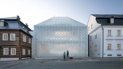 Blickfang in Nordböhmen: Der zweigeschossige Bau des Glasherstellers Lasvit in Nový Bor/Tschechien verbindet traditionelle Glasmacherkunst mit zeitgenössischer Architektur