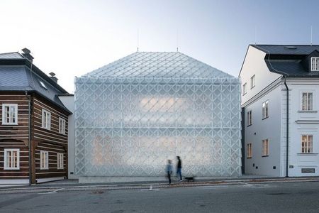 Blickfang in Nordböhmen: Der zweigeschossige Bau des Glasherstellers Lasvit in Nový Bor/Tschechien verbindet traditionelle Glasmacherkunst mit zeitgenössischer Architektur