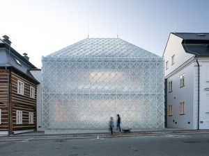 Blickfang in Nordböhmen: Der zweigeschossige Bau des Glasherstellers Lasvit in Nový Bor/Tschechien verbindet traditionelle Glasmacherkunst mit zeitgenössischer Architektur Blickfang in Nordböhmen: Der zweigeschossige Bau des Glasherstellers Lasvit in Nový Bor/Tschechien verbindet traditionelle Glasmacherkunst mit zeitgenössischer Architektur