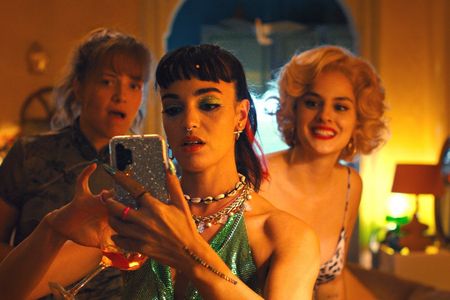Nicole (Sanda Codreanu), Ruby (Souheila Yacoub) und Elise (Noémie Merlant)