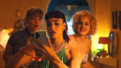 Nicole (Sanda Codreanu), Ruby (Souheila Yacoub) und Elise (Noémie Merlant)