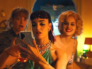 Nicole (Sanda Codreanu), Ruby (Souheila Yacoub) und Elise (Noémie Merlant) Nicole (Sanda Codreanu), Ruby (Souheila Yacoub) und Elise (Noémie Merlant)
