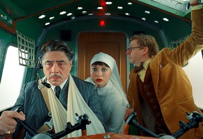 Nach einem weiteren Anschlag übernimmt Zsa-Zsa Korda (Benicio Del Toro, m. Michael Cera u. Mia Threapleton).das Steuer