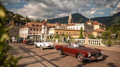 Der Oldtimer-Corso durch Meran gehört für die Kurstadt-Besucher zu den alljährlichen (automobilen) Augenweiden während der „Südtirol Classic Schenna“