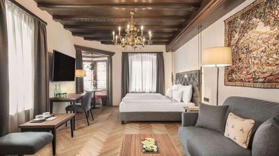Schlafen wie bei Königs: Im Boutique-Hotel Schwarzer Adler in Innsbruck wird das dank der traditionsreichen Vergangenheit möglich