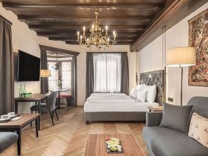 Schlafen wie bei Königs: Im Boutique-Hotel Schwarzer Adler in Innsbruck wird das dank der traditionsreichen Vergangenheit möglich Schlafen wie bei Königs: Im Boutique-Hotel Schwarzer Adler in Innsbruck wird das dank der traditionsreichen Vergangenheit möglich