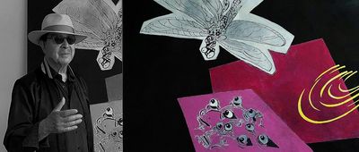 Kanjo Také vor seinem Werk „Water Lily – Dragon Fly“