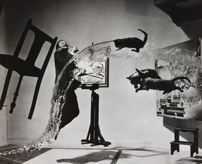 Philippe Halsman, Dalí Atomicus, ca. 1948, Staatsgalerie Stuttgart, Graphische Sammlung, erworben 2025 aus Mitteln der Museumsstiftung Baden-Württemberg, Sammlung Dietmar Siegert