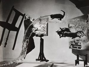 Philippe Halsman, Dalí Atomicus, ca. 1948, Staatsgalerie Stuttgart, Graphische Sammlung, erworben 2025 aus Mitteln der Museumsstiftung Baden-Württemberg, Sammlung Dietmar Siegert Philippe Halsman, Dalí Atomicus, ca. 1948, Staatsgalerie Stuttgart, Graphische Sammlung, erworben 2025 aus Mitteln der Museumsstiftung Baden-Württemberg, Sammlung Dietmar Siegert