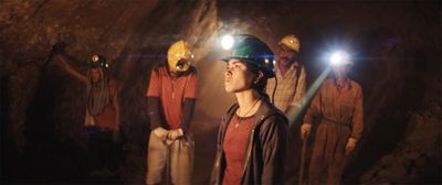 Carola (Katalina Sánchez) mit anderen Bergmännern in der illegalen Mine