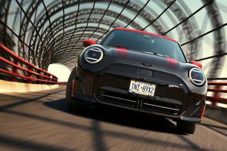 Der neue Mini John Cooper Works legt sich in die Kurve